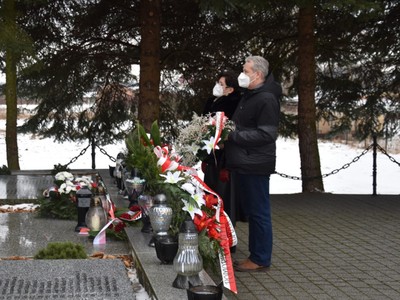 Zdjęcie ze składania wiązanek przy pomniku w Szczecynie