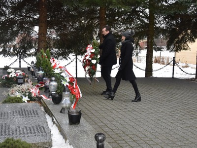 Zdjęcie ze składania wiązanek przy pomniku w Szczecynie