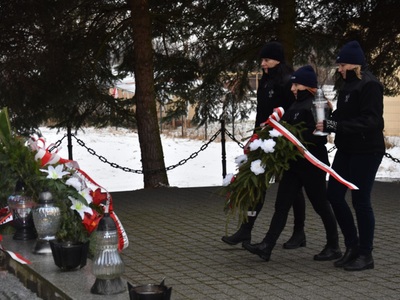 Zdjęcie ze składania wiązanek przy pomniku w Szczecynie