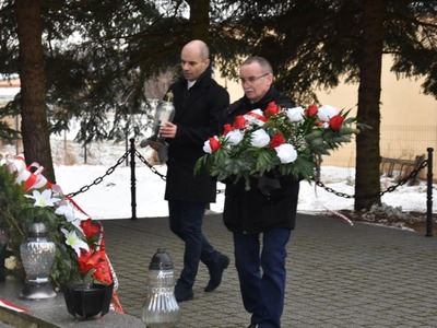 Zdjęcie ze składania wiązanek przy pomniku w Szczecynie