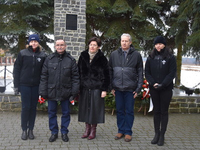 Zdjęcie ze składania wiązanek przy pomniku w Szczecynie