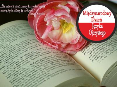Zdjęcie otwartej książki i kwiatka