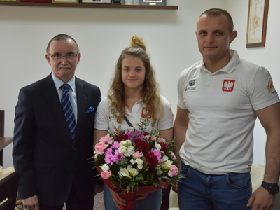 Zdjęcie Wójta Gminy Gościeradów z zapaśniczką Patrycją Gil i jej trenerem