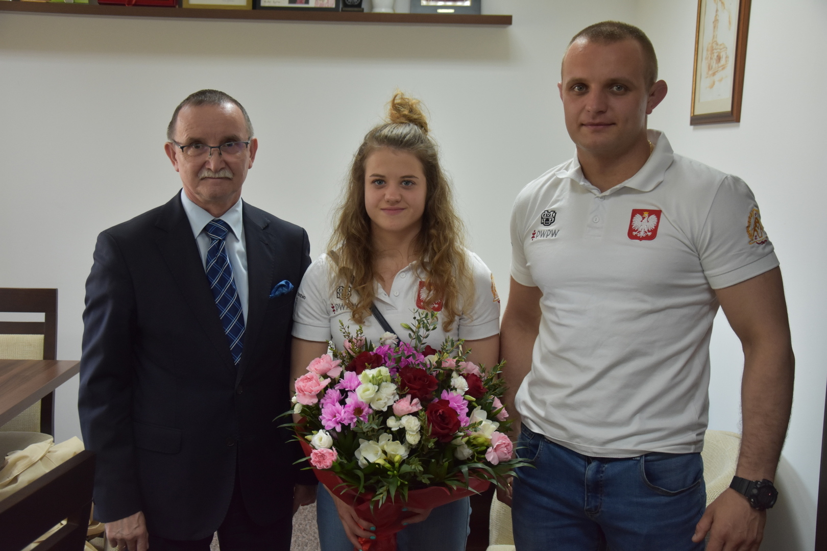 Zdjęcie Wójta Gminy Gościeradów z zapaśniczką Patrycją Gil i jej trenerem