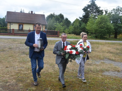 zdjęcie złożenie wiązanki i zniczy przed pomnikiem