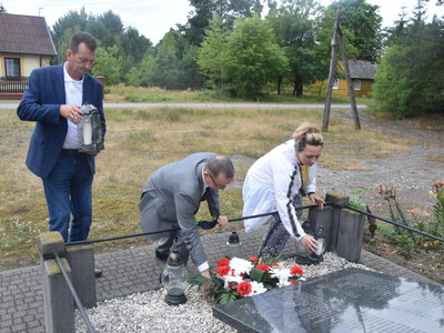 zdjęcie złożenie wiązanki i zniczy przed pomnikiem