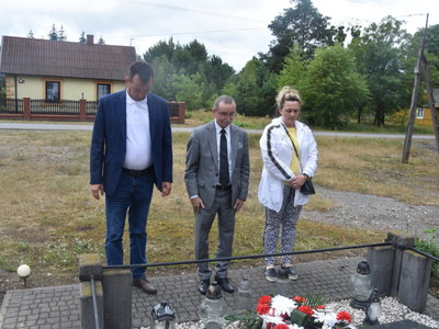zdjęcie złożenie wiązanki i zniczy przed pomnikiem
