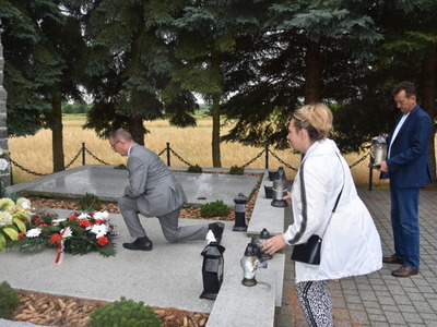 zdjęcie złożenie wiązanki i zniczy przed pomnikiem
