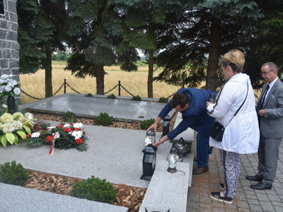 zdjęcie złożenie wiązanki i zniczy przed pomnikiem