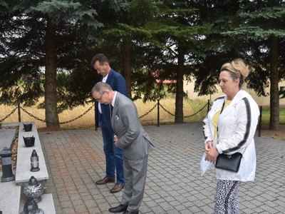 zdjęcie złożenie wiązanki i zniczy przed pomnikiem