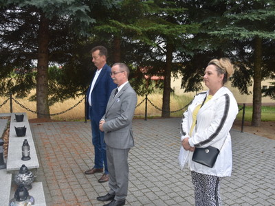 zdjęcie złożenie wiązanki i zniczy przed pomnikiem