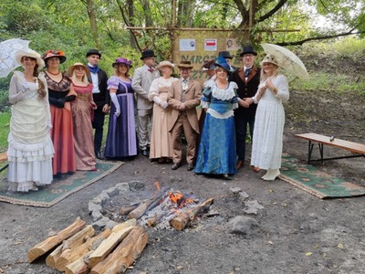 Zdjęcie przedstawiające uczestników w "strojach z epoki"