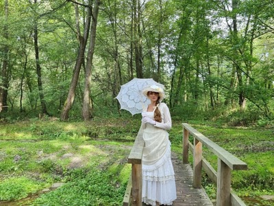 Zdjęcie przedstawiające uczestników w "strojach z epoki"