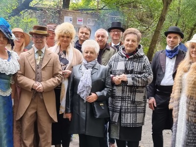 Zdjęcie przedstawiające uczestników w "strojach z epoki"