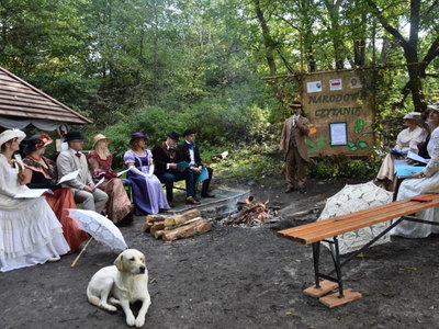 Zdjęcie przedstawiające uczestników w "strojach z epoki"