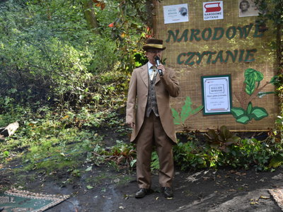 Zdjęcie przedstawiające uczestników w "strojach z epoki"