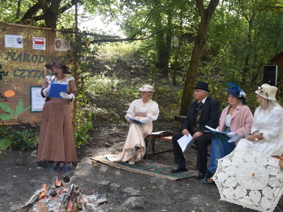 Zdjęcie przedstawiające uczestników w "strojach z epoki"