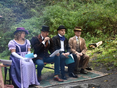 Zdjęcie przedstawiające uczestników w "strojach z epoki"