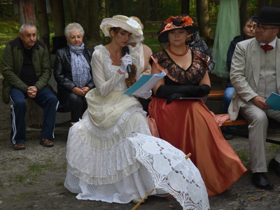 Zdjęcie przedstawiające uczestników w "strojach z epoki"