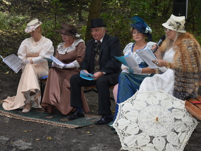 Zdjęcie przedstawiające uczestników w "strojach z epoki"