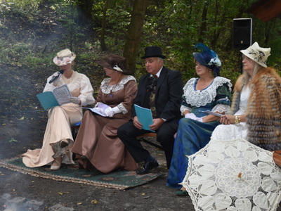 Zdjęcie przedstawiające uczestników w "strojach z epoki"