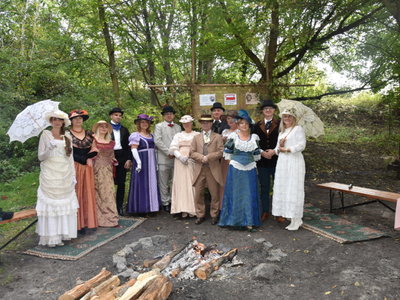 Zdjęcie przedstawiające uczestników w "strojach z epoki"