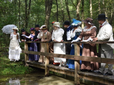 Zdjęcie przedstawiające uczestników w "strojach z epoki"