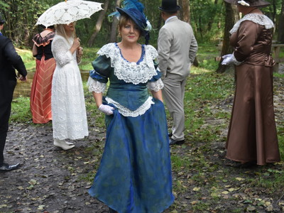 Zdjęcie przedstawiające uczestników w "strojach z epoki"