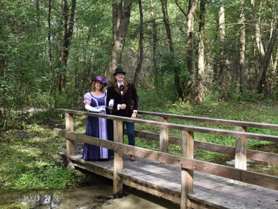 Zdjęcie przedstawiające uczestników w "strojach z epoki"