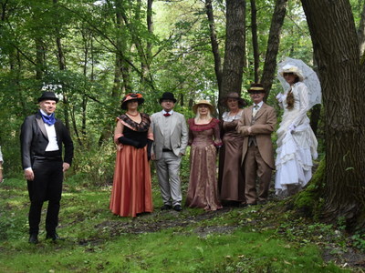 Zdjęcie przedstawiające uczestników w "strojach z epoki"