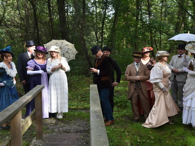 Zdjęcie przedstawiające uczestników w "strojach z epoki"