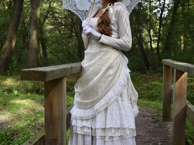 Zdjęcie przedstawiające uczestników w "strojach z epoki"