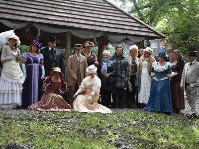 Zdjęcie przedstawiające uczestników w "strojach z epoki"