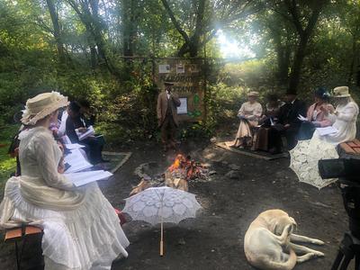 Zdjęcie przedstawiające uczestników w "strojach z epoki"