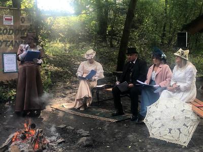 Zdjęcie przedstawiające uczestników w "strojach z epoki"