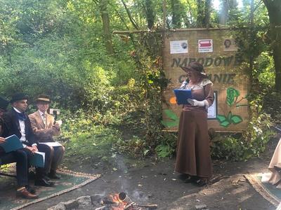 Zdjęcie przedstawiające uczestników w "strojach z epoki"