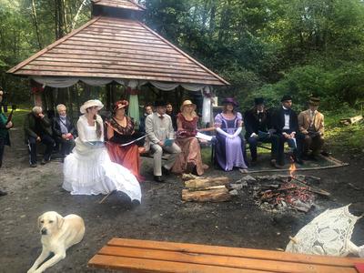 Zdjęcie przedstawiające uczestników w "strojach z epoki"