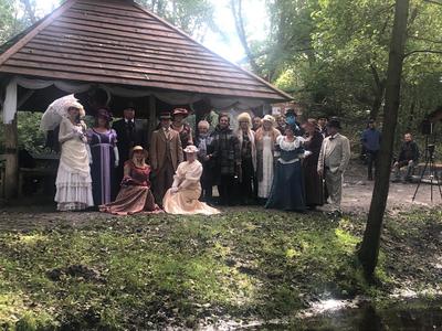 Zdjęcie przedstawiające uczestników w "strojach z epoki"