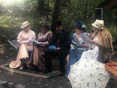 Zdjęcie przedstawiające uczestników w "strojach z epoki"