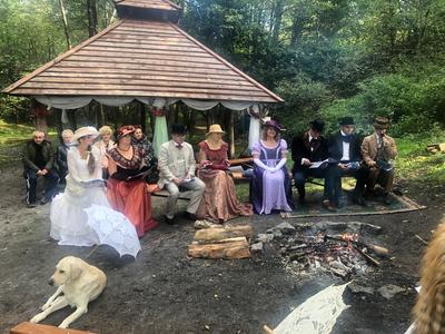 Zdjęcie przedstawiające uczestników w "strojach z epoki"