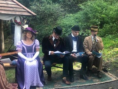 Zdjęcie przedstawiające uczestników w "strojach z epoki"