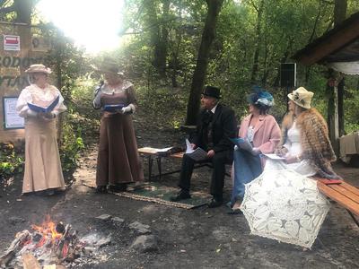 Zdjęcie przedstawiające uczestników w "strojach z epoki"