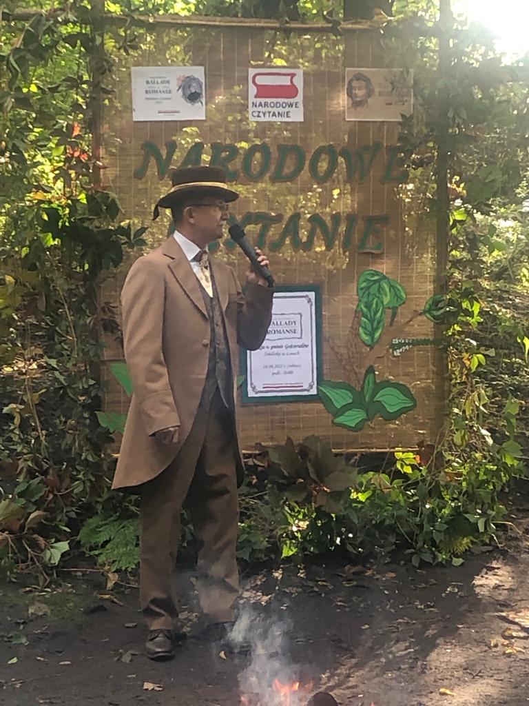 Zdjęcie przedstawiające uczestników w "strojach z epoki"