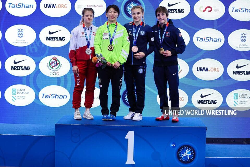 Zdjęcie podium z zapaśniczkami