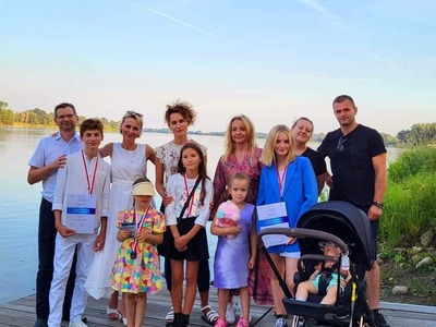 Zdjęcie solistki Marceliny Dominik z grupą osób