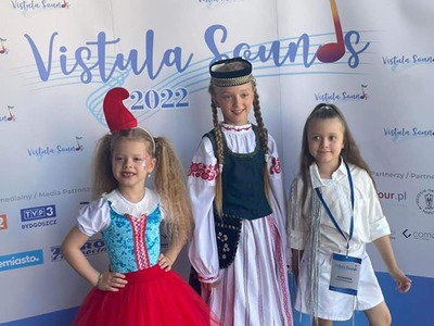 Zdjęcie solistki Marceliny Dominik z dwiema dziewczynkami