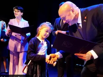 Zdjęcie solistki Marceliny Dominik podczas wręczania nagród