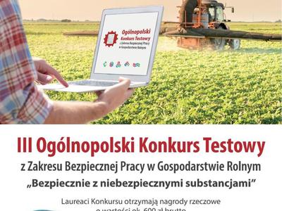 Zdjęcie rolnika i ciągnika podczas pracy