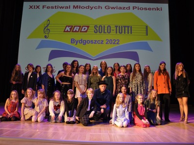 Zdjęcie Letycji Łyszczarz z grupą osób wykonane po koncercie