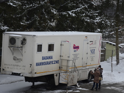 Zdjęcie kobiet przed mammobusem